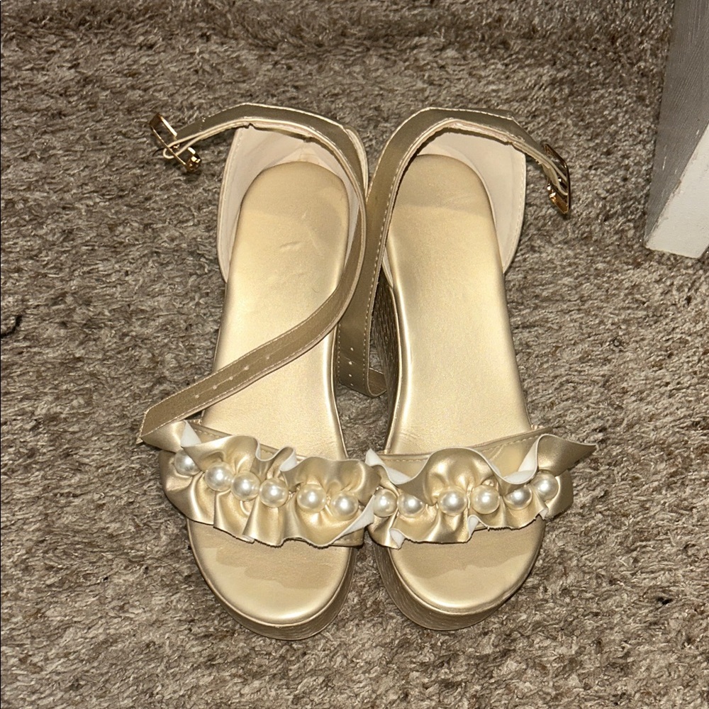 SHEIN Gold Sandals with Pearl Details